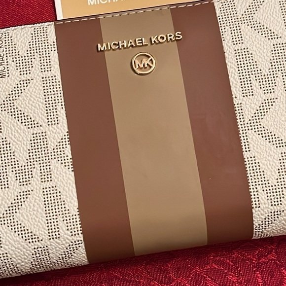 Brand New Michael Kors Large Vanilla Center Stripe Zip Around Wristlet Wallet - Picture 6 of 16